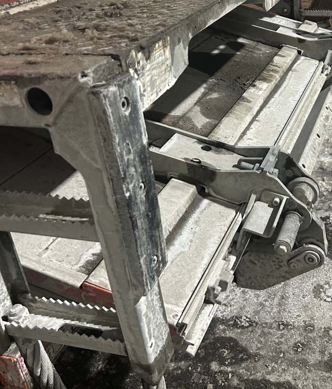 Monte-charge tuckaway sous une remorque